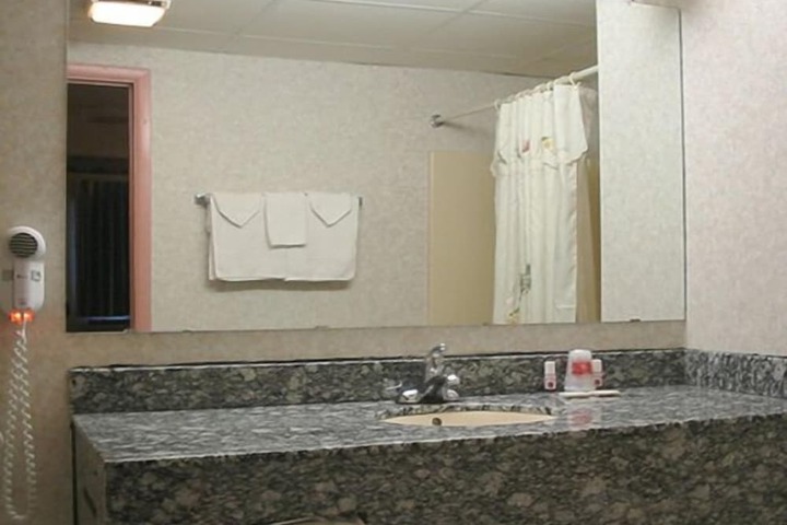 Room 4 of 8