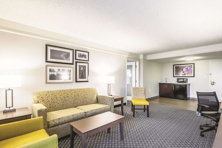La Quinta Inn & Suites by Wyndham Cincinnati Sharonville