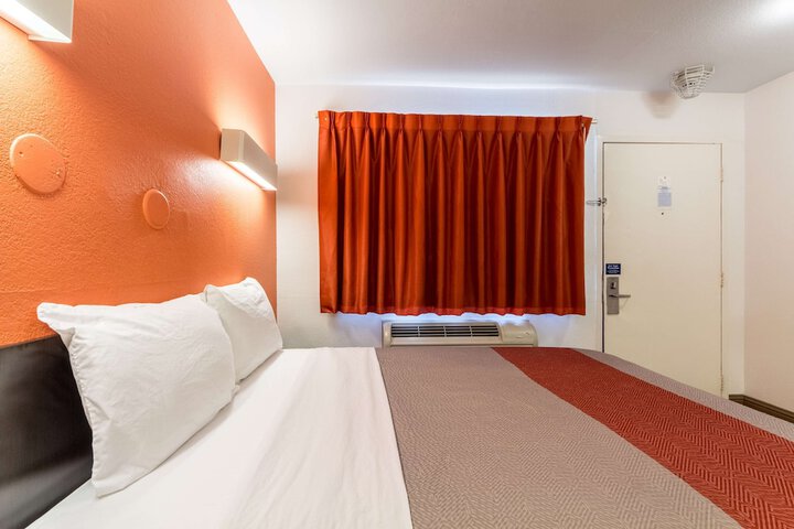 Room 30 of 33