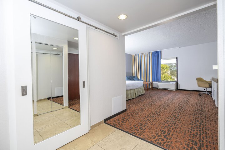 Room 37 of 74