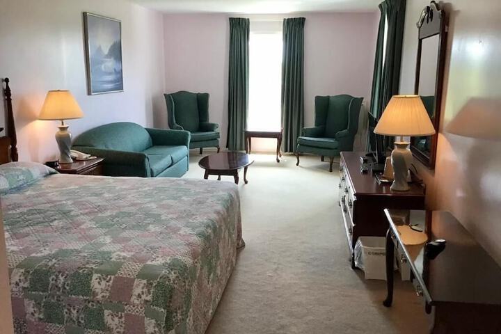 Room 8 of 18
