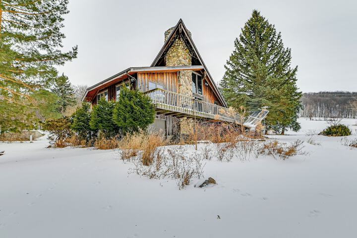 Near Canandaigua Lake: Retro Cabin w / Deck & Views