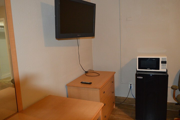 Room 6 of 12
