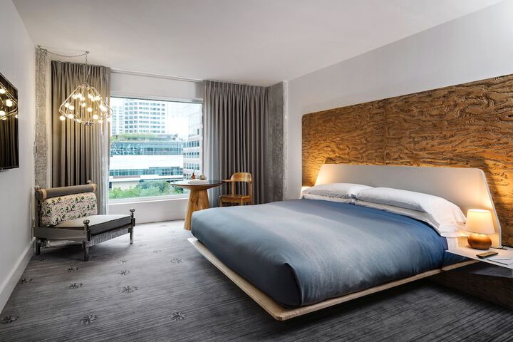 Room 32 of 76