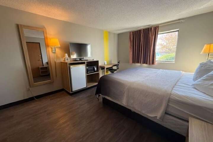 Super 8 by Wyndham Smithville / Kansas City