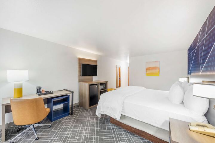 Room 8 of 33