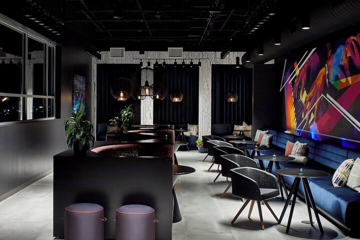 Lounge 44 of 51