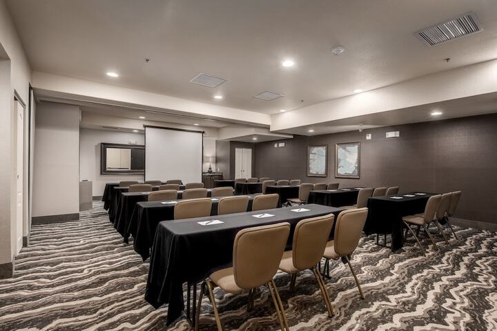 Holiday Inn Express Hotel and Suites West Valley by IHG