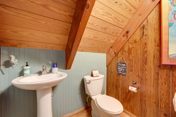 Robbinsville Vacation Rental w / Covered Balcony
