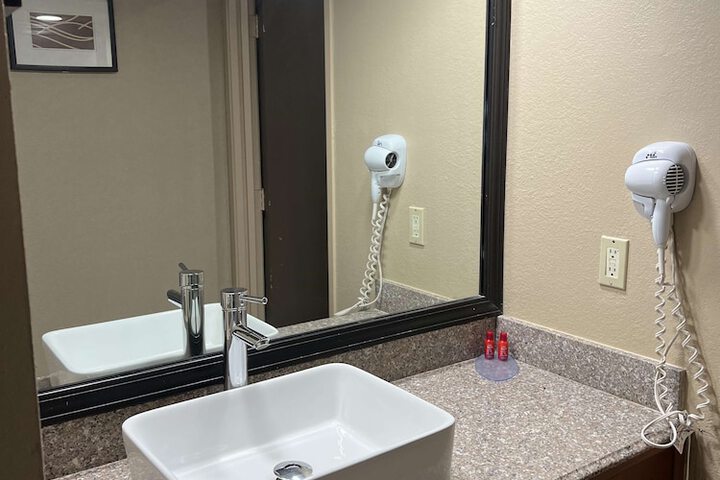 Room 8 of 16