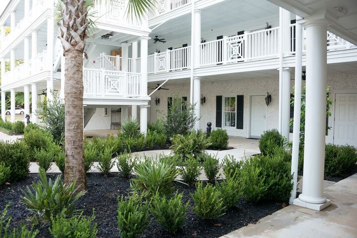 Hotel Exterior 44 of 49