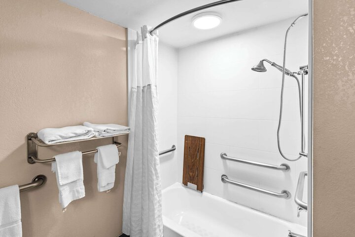 Comfort Inn & Suites Heath - Newark South
