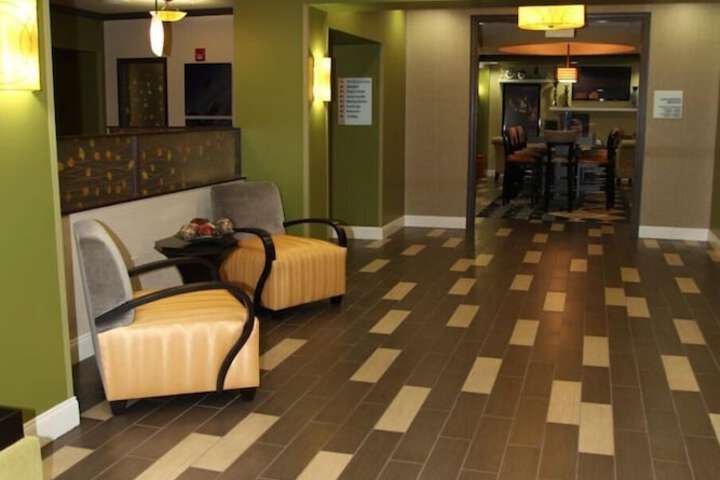 Holiday Inn Express & Suites Huntsville Airport by IHG