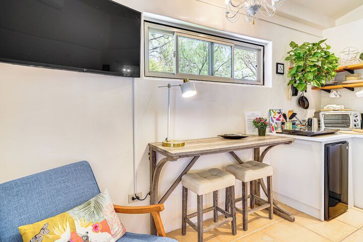 Casa Paloma Studio: Artsy & Airy w / Hot Tub Access