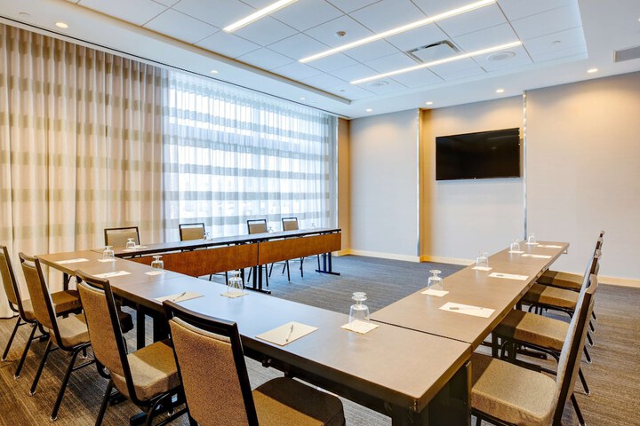 Hampton Inn & Suites Boston / Waltham