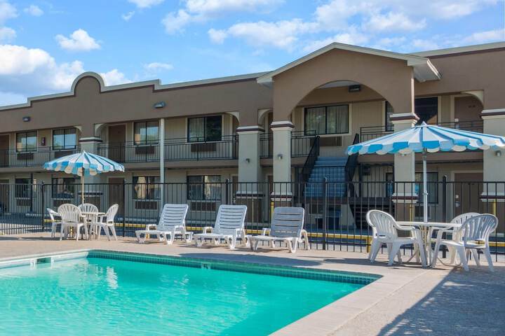 Days Inn by Wyndham San Marcos