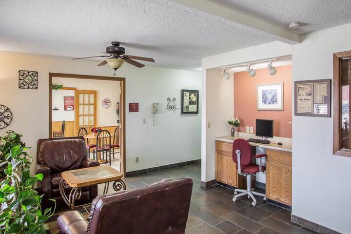 Econo Lodge Inn & Suites