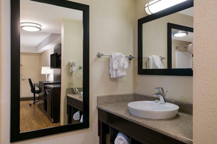Room 32 of 37
