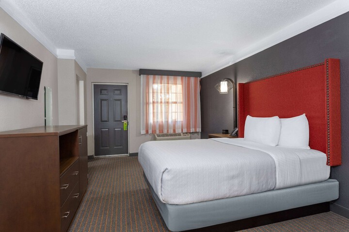 Room 6 of 28