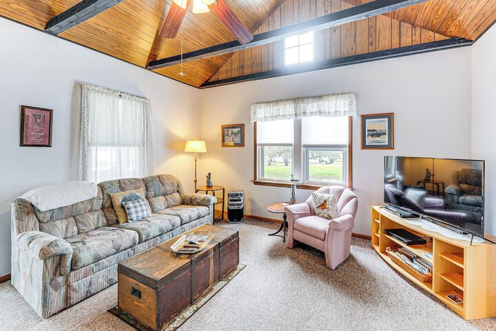 Twin Lakes Cottage: Walk to Elizabeth Lake!