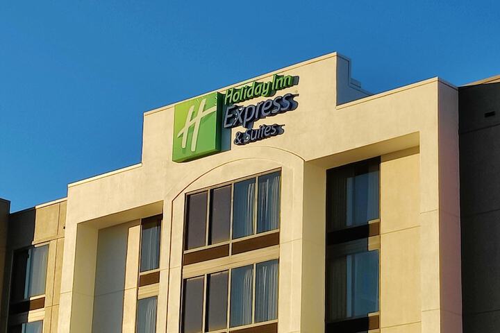 Hotel 5 of 70