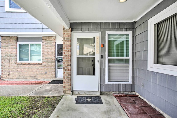 New! Laplace Townhome 9 Mi to Lake Pontchartrain!