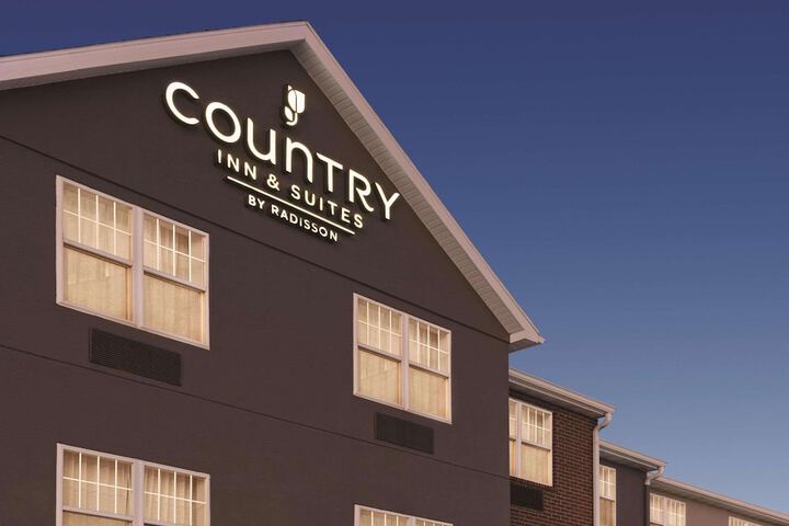 Country Inn & Suites by Radisson Dubuque, IA