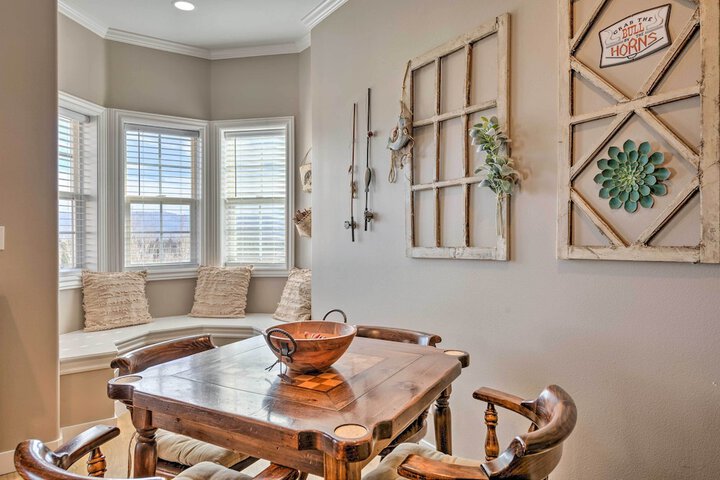 Large Cozy Midway Studio w / Mountain Views!