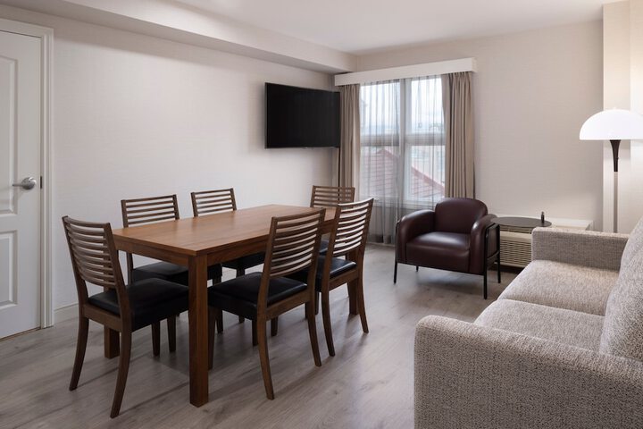 Room 100 of 158