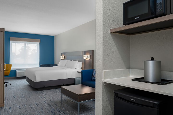 Holiday Inn Express & Suites Alexandria by IHG