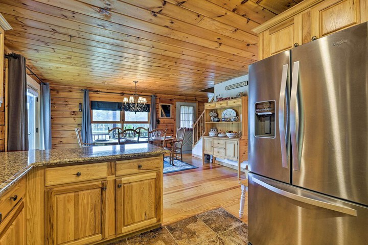 Jacksonville Cabin w / Wraparound Deck & Views