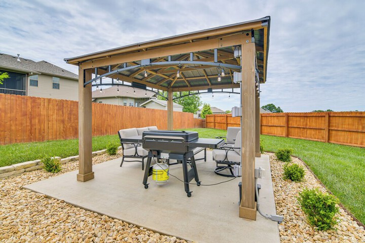 Pool Access Grill & Gazebo: Ozark Getaway!