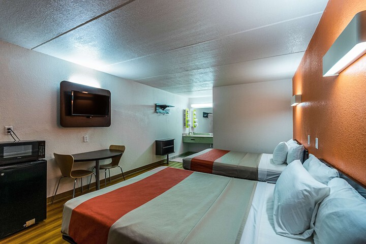 Motel 6 Cleveland TX