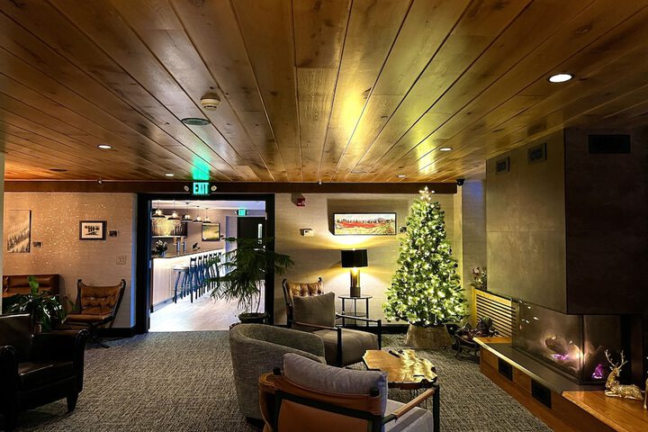 Lounge 116 of 125