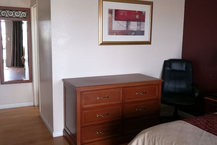 Room 12 of 16