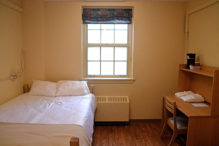 Room 21 of 38