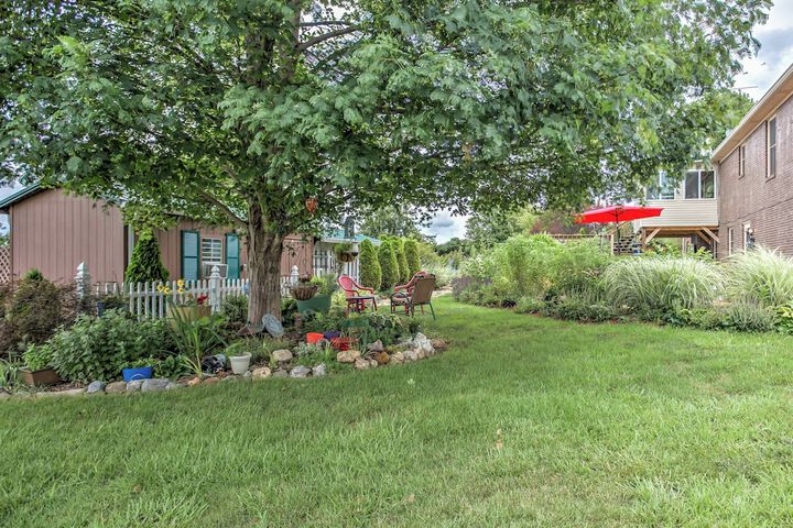 Large & Private Guest House Apt w / Patio + Views!