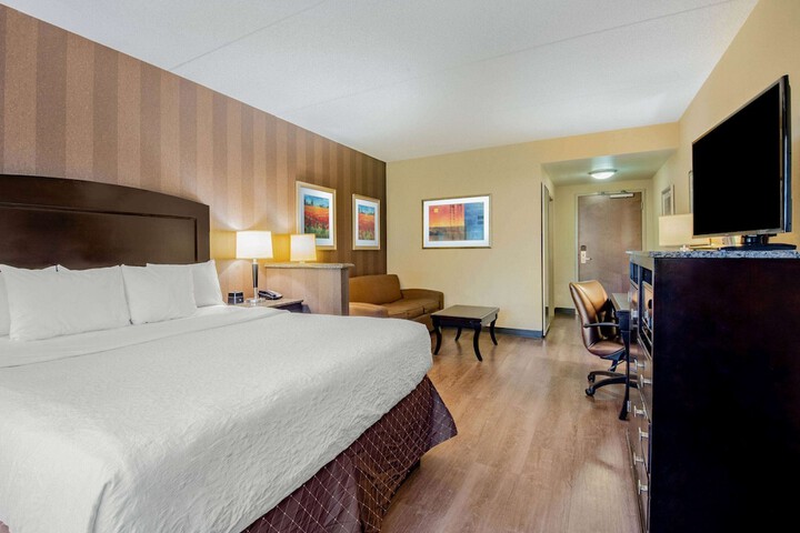 La Quinta Inn & Suites by Wyndham Bel Air / I-95 Exit 77A