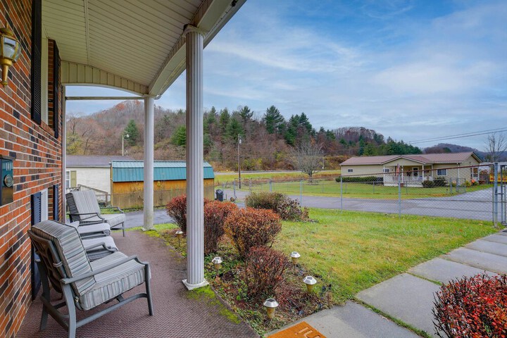 Bluefield Home w / Covered Deck - Near Parks!