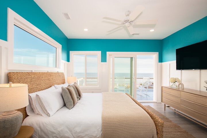 Oceans Eye by Avantstay Beach Front Home w / Roof Top Pool & Putting Green!