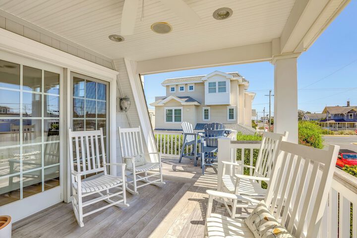 Spacious Avalon Beach House - 2 Blocks to Water!