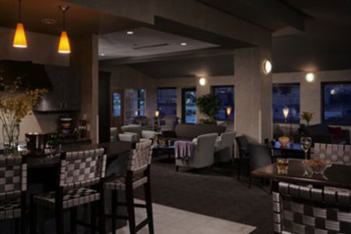 Lounge 21 of 27