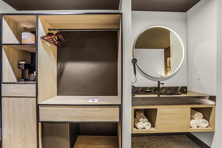 Room 32 of 35