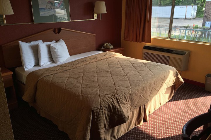 Room 8 of 9
