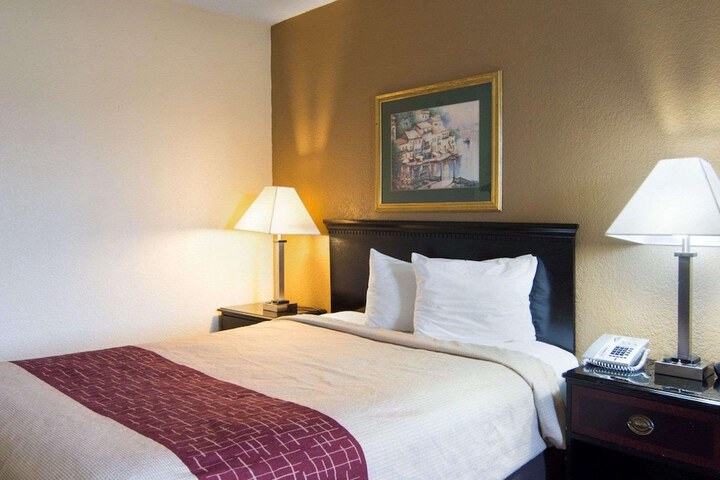 Room 13 of 28