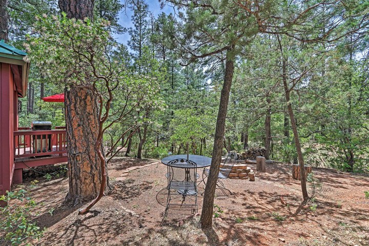 Furnished Deck: Romantic Strawberry / pine Studio!