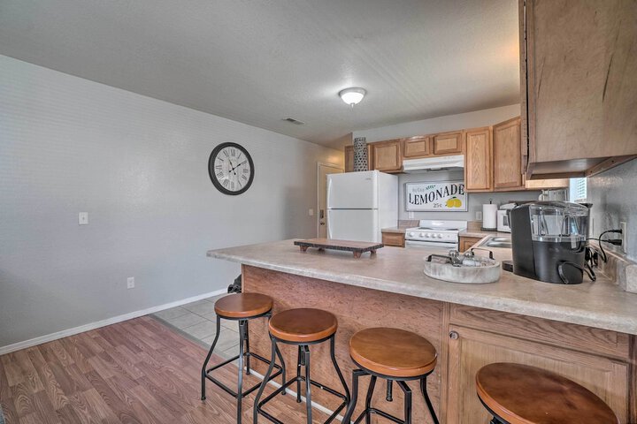 Charming One-level Home w / Deck Walk to Dtwn
