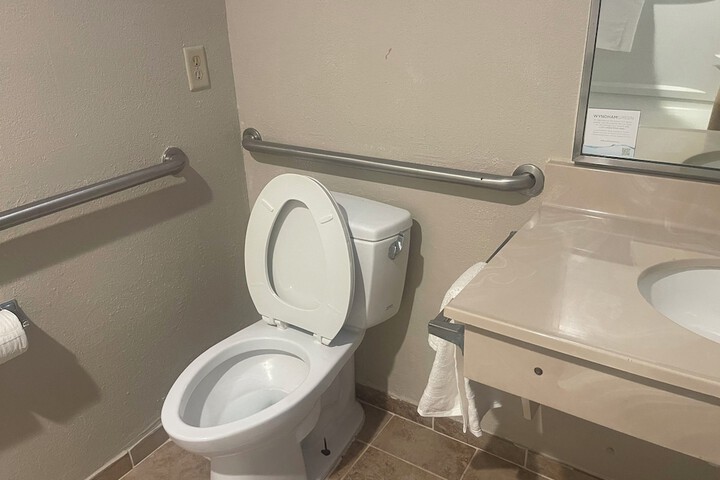Red Roof Inn & Suites Hinesville