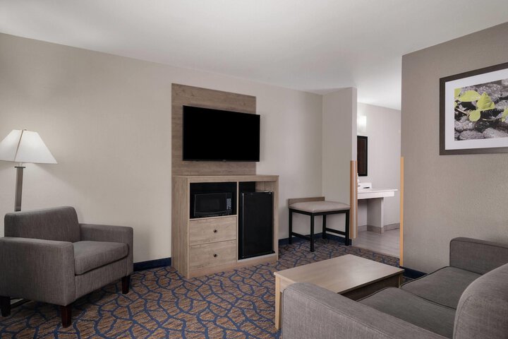 Baymont by Wyndham Waukesha