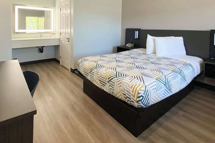 Room 12 of 25